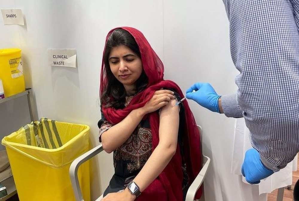 Malala é vacinada aos 23 anos no Reino Unido