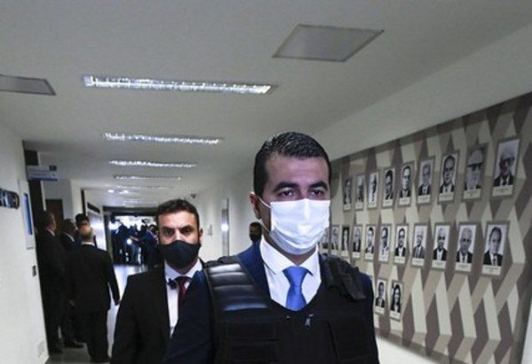 Comissão Parlamentar de Inquérito da Pandemia (CPIPANDEMIA) realiza oitiva do servidor do Ministério da Saúde, Luis Ricardo Fernandes Miranda, e de seu irmão, o deputado federal Luis Miranda (DEM-DF). Eles denunciaram possíveis irregularidades na compra da vacina indiana Covaxin pelo governo federal. A negociação está sob suspeita em razão do valor unitário das vacinas, considerado elevado, e da participação de uma empresa intermediária, a Precisa Medicamentos.

Chega ao Senado Federal, o depoente deputado Luis Miranda (DEM-DF). A oitiva começará em instantes.