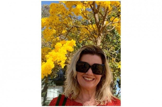 Gisele adora o misto de cores entre o céu de Brasília e os ipês que florescem neste período