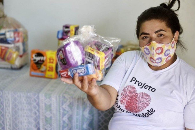 Andreisa Jesus, fundadora do projeto Minha Identidade, acrescentou absorventes nas cestas básicas que distribui na Estrutural