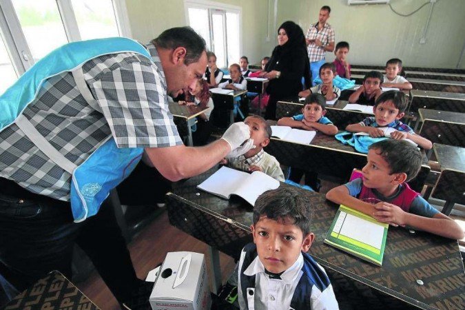 Imunização no Iraque: as quatro vacinas disponíveis são ministradas por meio de gotas na língua e feitas de bactéria mortas ou atenuadas - (crédito: Haidar Mohammed Ali/AFP - 1/11/15 ) Imunização no Iraque: as quatro vacinas disponíveis são ministradas por meio de gotas na língua e feitas de bactéria mortas ou atenuadas - (crédito: Haidar Mohammed Ali/AFP - 1/11/15 )