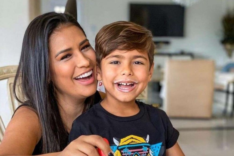 Filho de Simone invade live com Simaria e diz que vai denunciar Bolsonaro