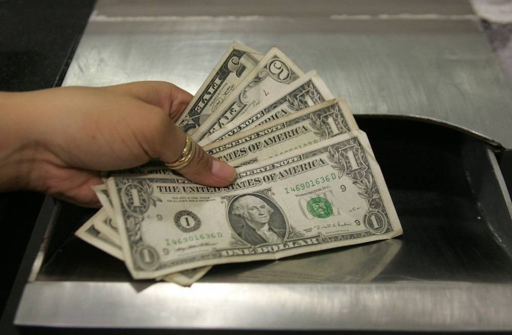 Dólar segue em ritmo de queda global e fecha cotado a R$ 5,72 Dólar segue em ritmo de queda global e fecha cotado a R$ 5,72