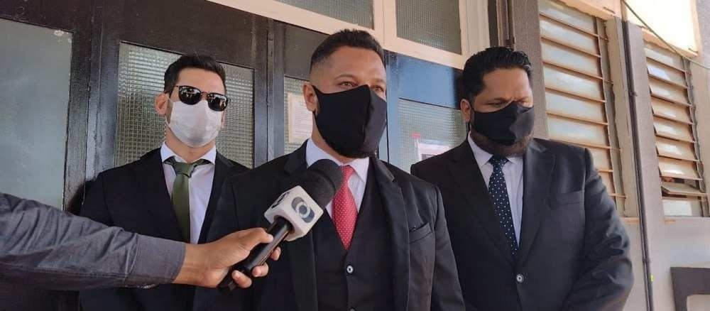 Advogados estiveram na delegacia na qual os suspeitos de ajudar Lázaro ficaram detidos - (crédito: Ed Alves/CB/DA Press) Advogados estiveram na delegacia na qual os suspeitos de ajudar Lázaro ficaram detidos - (crédito: Ed Alves/CB/DA Press)