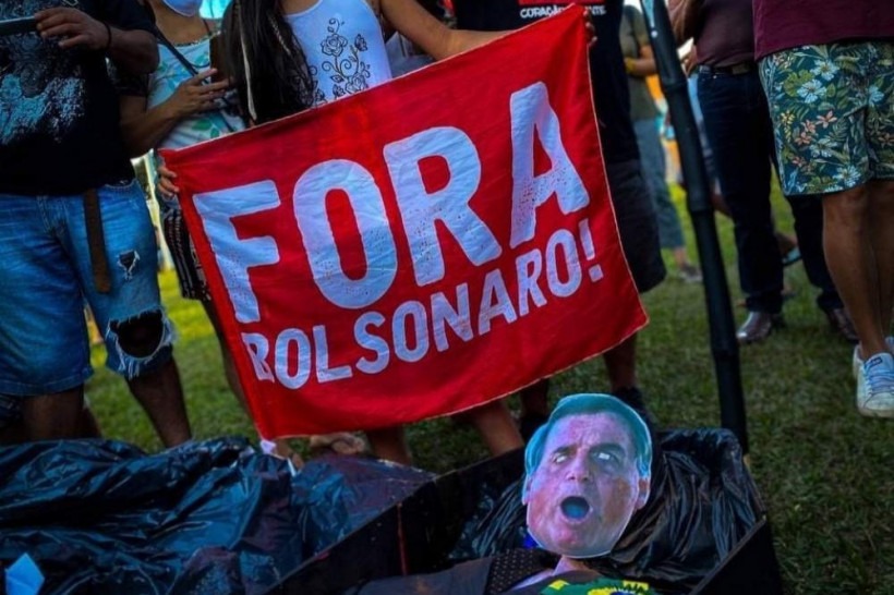 Em manifestação, indígenas fazem enterro simbólico de Bolsonaro