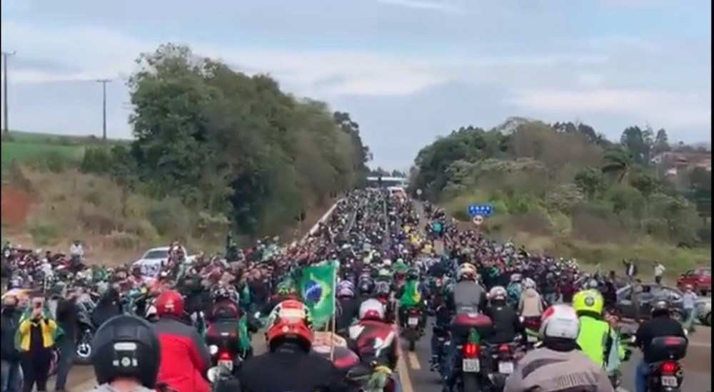 Sem máscara, Bolsonaro promove motociata com prefeito na garupa