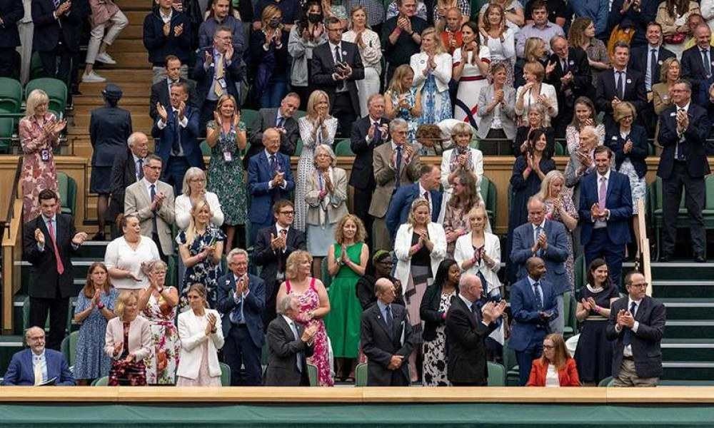 AstraZeneca: cientista da Oxford é aplaudida de pé em Wimbledon; assista