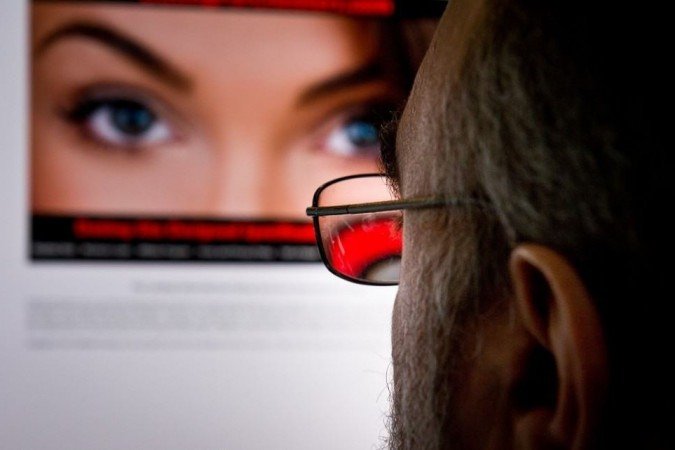 Crime é diferente de outras violências sexuais praticadas pela internet, como o pornô de vingança e a extorsão sexual -  (crédito: Eva Hambach/AFP)