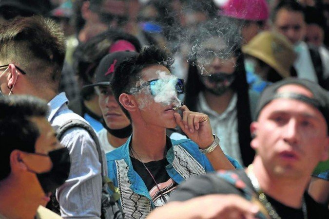 Manifestante fuma maconha, durante protesto em frente ao Senado, em que os participantes pediam a legalização da droga, em 20 de abril - (crédito: Alfredo Estrella/AFP) Manifestante fuma maconha, durante protesto em frente ao Senado, em que os participantes pediam a legalização da droga, em 20 de abril - (crédito: Alfredo Estrella/AFP)
