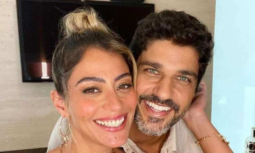 Carol Castro revela que não beija o namorado, Bruno, na frente da filha