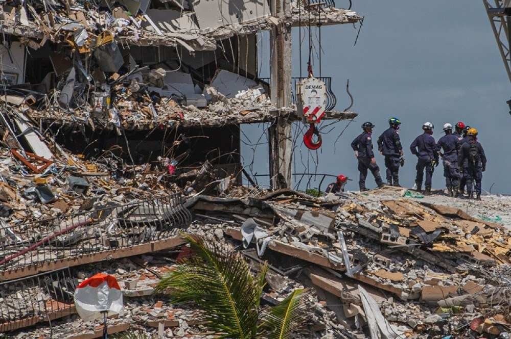 Restante do edifício que desabou na Flórida será demolido neste domingo