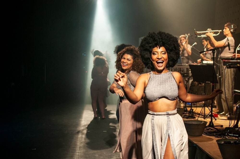 Cantora Larissa Luz faz show em homenagem aos 91 anos de Elza Soares