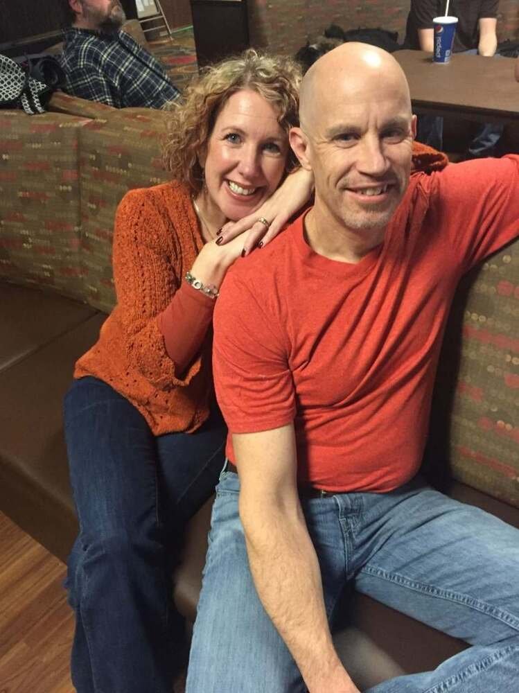O casal se conhece há 20 anos e são casados há 12. Eles superaram a distância durante o namoro e estão superando o Alzheimer O casal se conhece há 20 anos e são casados há 12. Eles superaram a distância durante o namoro e estão superando o Alzheimer