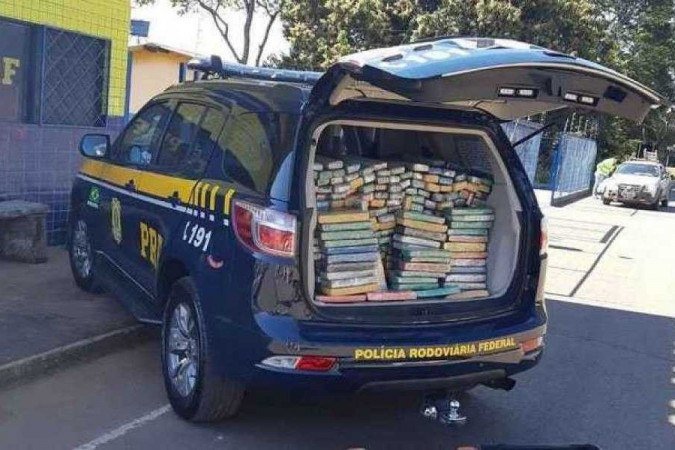 A PRF apreendeu quase 400 kg de maconha em um caminhão que passava pela rodovia BR-365 nesta última quarta-feira (30/6) - (crédito: Divulgação/PRF) A PRF apreendeu quase 400 kg de maconha em um caminhão que passava pela rodovia BR-365 nesta última quarta-feira (30/6) - (crédito: Divulgação/PRF)