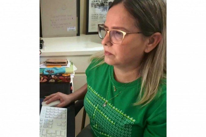 A professora destaca que o aluno deve compreender as regras gramaticais e acompanhar as notícias do Brasil