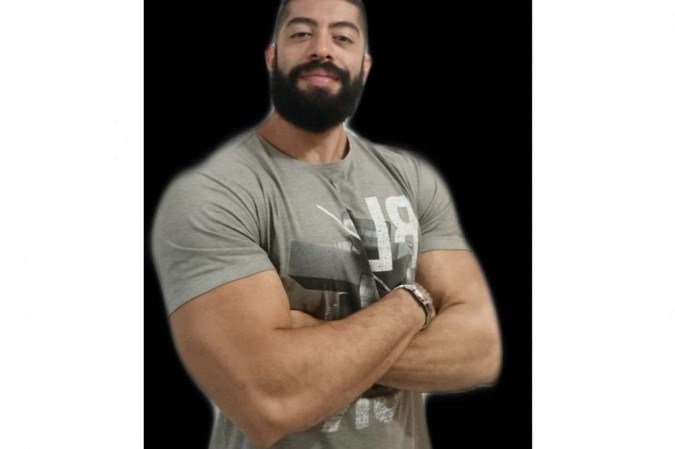 O professor aponta que energia, movimento e ondulatória são conteúdos de física que podem ser relacionados com química e biologia