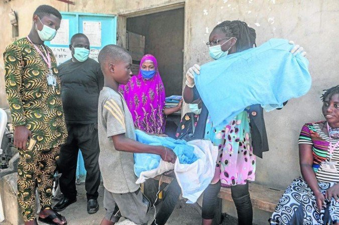 Distribuição de mosquiteiros em Benin, na África: dispositivo segue sendo uma das principais medidas preventivas - (crédito: Yanick Folly/AFP) Distribuição de mosquiteiros em Benin, na África: dispositivo segue sendo uma das principais medidas preventivas - (crédito: Yanick Folly/AFP)