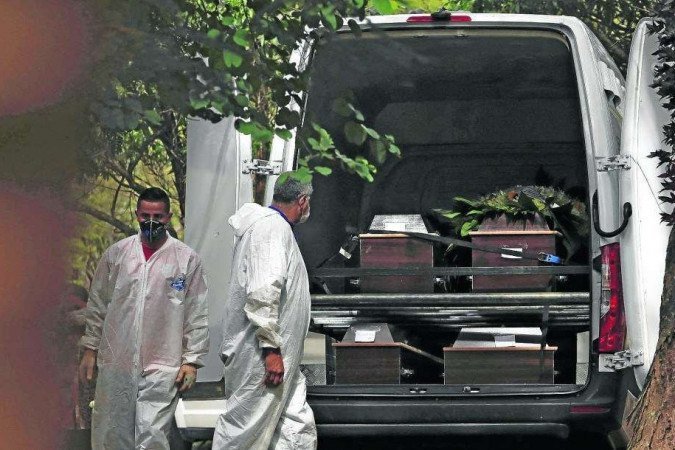 Além de diminuir a longevidade do brasileiro, pandemia fez com que o acompanhamento de outras doenças passasse a ser feito precariamente - (crédito: Miguel Schincariol/AFP) Além de diminuir a longevidade do brasileiro, pandemia fez com que o acompanhamento de outras doenças passasse a ser feito precariamente - (crédito: Miguel Schincariol/AFP)