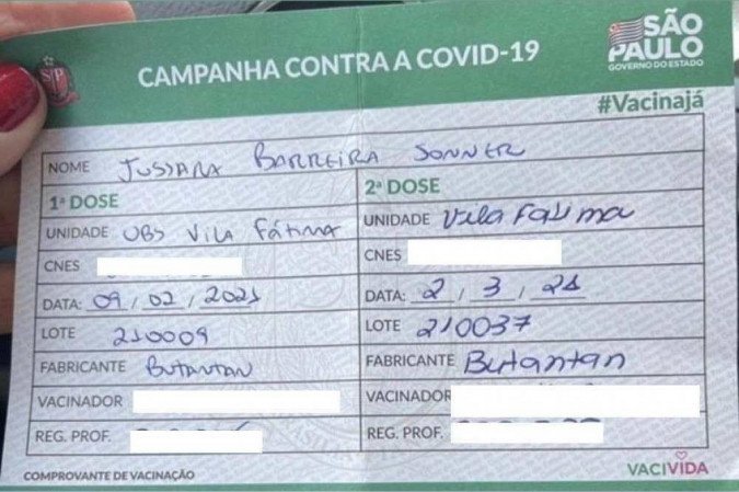 Cartão de vacina da primeira imunização, entre fevereiro e março deste ano. A veterinária recebeu o imunizante CoronaVac, o qual ela desconfiava ser falso