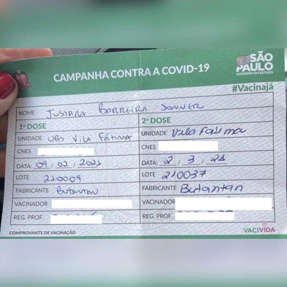 Cartão de vacina da primeira imunização, entre fevereiro e março deste ano. A veterinária recebeu o imunizante CoronaVac, o qual ela desconfiava ser falso Cartão de vacina da primeira imunização, entre fevereiro e março deste ano. A veterinária recebeu o imunizante CoronaVac, o qual ela desconfiava ser falso