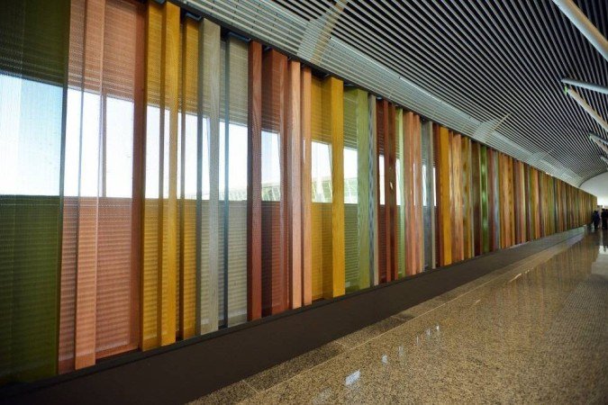 Brasília - DF. Aeroporto Internacional de Brasília. Inauguração do painel de chapa metálica de Athos Bulcão