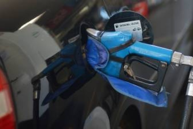 Relator estima queda de R$ 1,65 no preço da gasolina com teto no ICMS