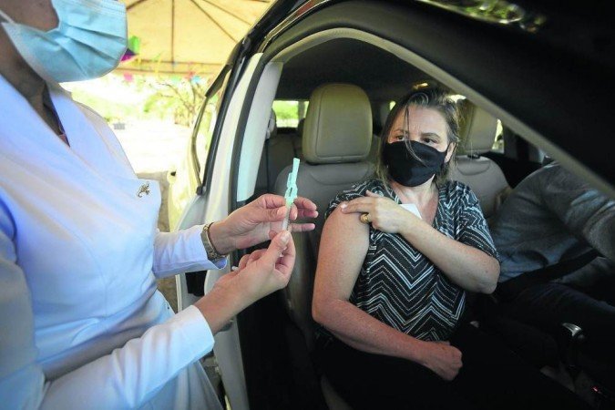 Lígia Correia é professora, mas tomou primeira dose devido à ampliação da faixa etária -  (crédito:               Marcelo Ferreira/CB/D.A Press                      )