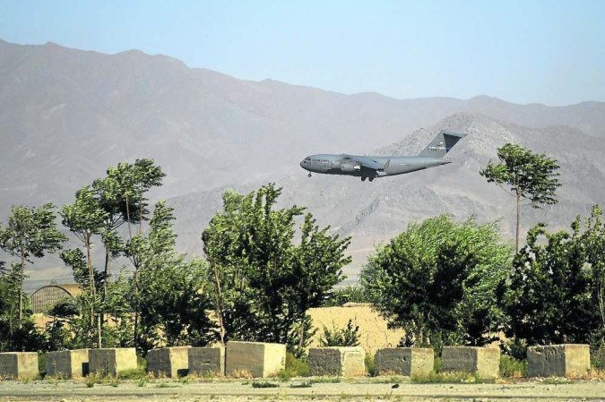 Cargueiro da Força Aérea dos Estados Unidos aterrissa em Bagram, na quinta-feira, para retirar as tropas da base estratégica -  (crédito: Wakil Kohsar/AFP)
