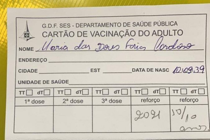Cartão de vacinação de Maria das Dores Farias. A idosa tomou uma dose do lote vencido antes da validade expirar. Mesmo assim, neta irá ao posto atrás de informações