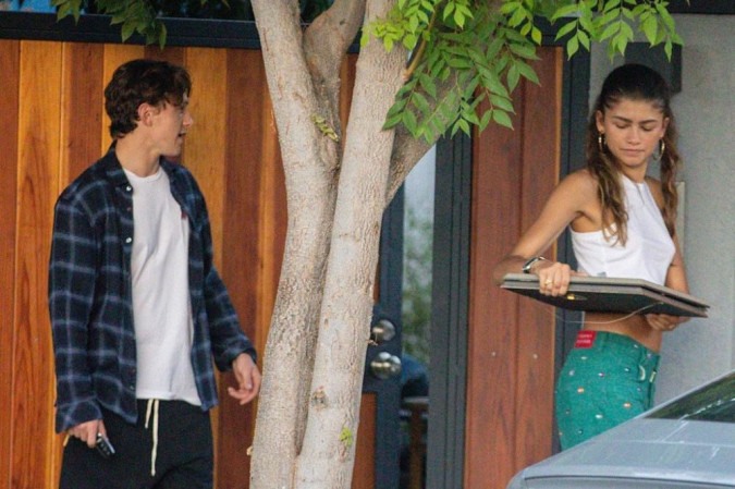 Tom Holland deixa Zendaya confusa ao narrar enredo de