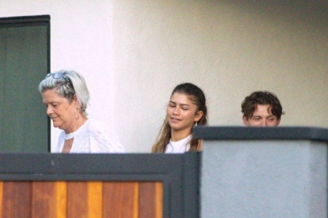 Zendaya e Tom Holland são flagrados se beijando dentro de carro em Los Angeles