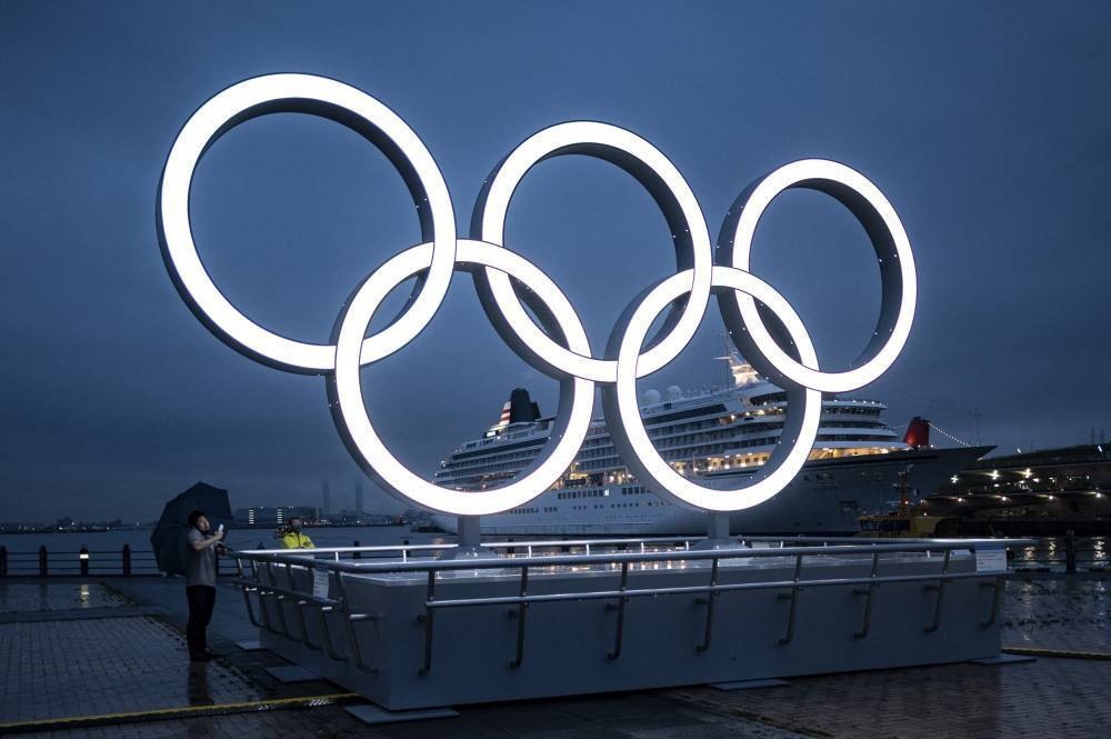 Nas ruas de Tóquio, carregar o símbolo olímpico pode não ser boa ideia