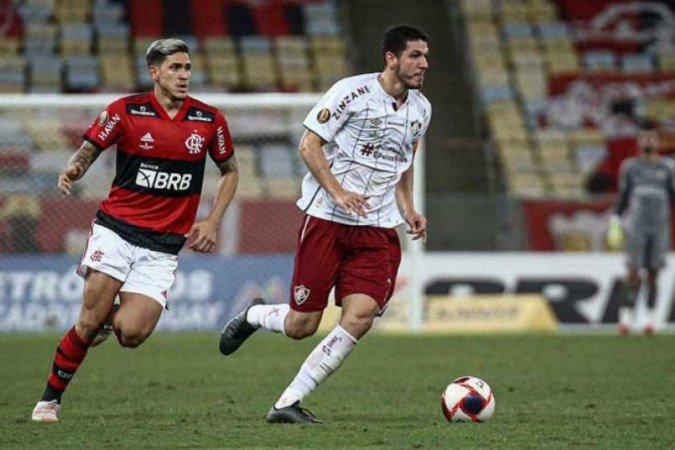 Jogadores de Flamengo e Fluminense durante clássico