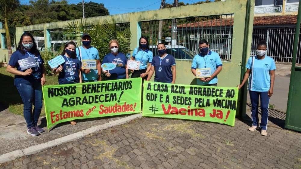 Colaboradores da Casa Azul são vacinados contra a covid-19 no DF