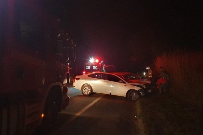 Três pessoas ficaram feridas, em acidente na DF-250 -  (crédito: Soinp/ CBMDF/ Divulgação)