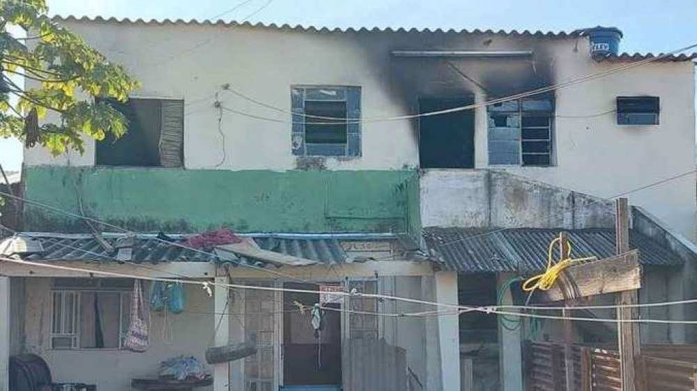 Mãe pula de andar de casa incendiada e salva filho de 3 anos