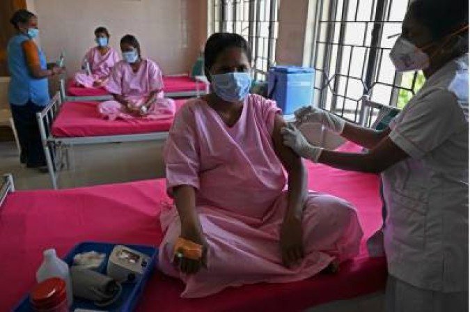 A pregnant woman gets inoculated with a dose of the Covaxine vaccine against the Covid-19 coronavirus at a government maternity and child hospital in Chennai on July 5, 2021. / AFP / Arun SANKAR