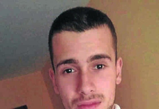 A morte de Samuel Luiz Muñiz (E) desatou uma onda de protestos contra a homofobia e a violência em várias cidades da Espanha (D)