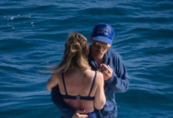 Harry Styles e Olivia Wilde são vistos juntos em passeio de iate na Itália