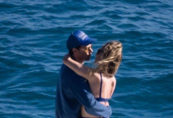 Harry Styles e Olivia Wilde são vistos juntos em passeio de iate na Itália