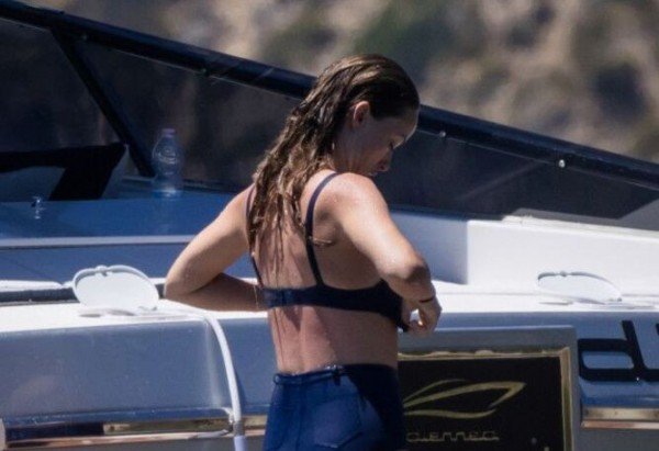 Harry Styles e Olivia Wilde são vistos juntos em passeio de iate na Itália