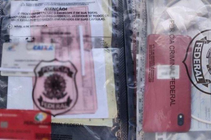 (crédito: Foram apreendidos os dois cartões dos benefícios (foto: Polícia Federal/Divulgação)) (crédito: Foram apreendidos os dois cartões dos benefícios (foto: Polícia Federal/Divulgação))