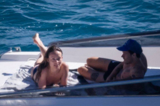 Harry Styles e Olivia Wilde são vistos juntos em passeio de iate na Itália