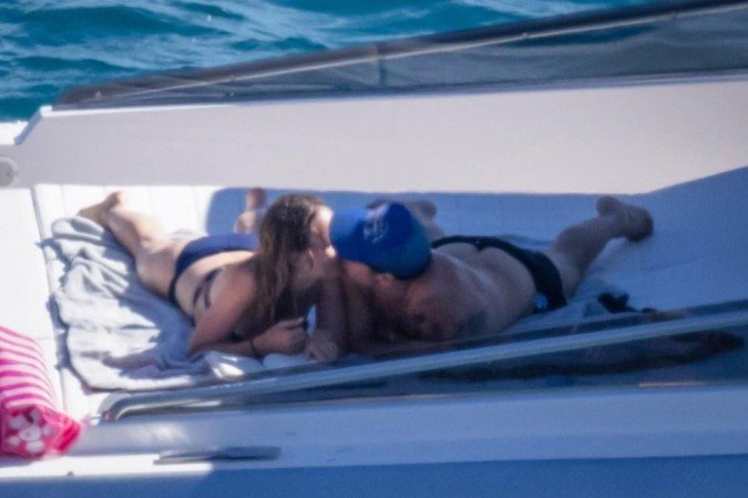 Harry Styles e Olivia Wilde são vistos juntos durante eio de iate na Itália - (crédito: MADSEA / BACKGRID / PAGE SIX) Harry Styles e Olivia Wilde são vistos juntos durante eio de iate na Itália - (crédito: MADSEA / BACKGRID / PAGE SIX)