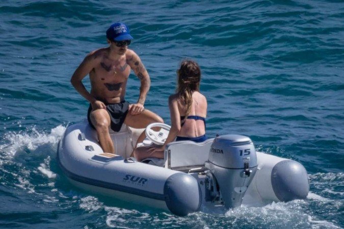 Harry Styles e Olivia Wilde são vistos juntos em passeio de iate na Itália