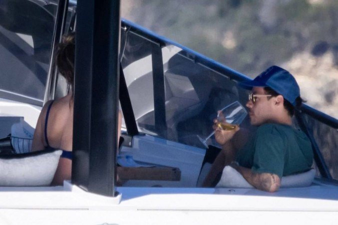 Harry Styles e Olivia Wilde são vistos juntos em passeio de iate na Itália