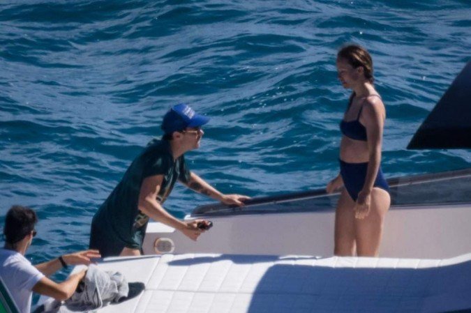 Harry Styles e Olivia Wilde são vistos juntos em passeio de iate na Itália