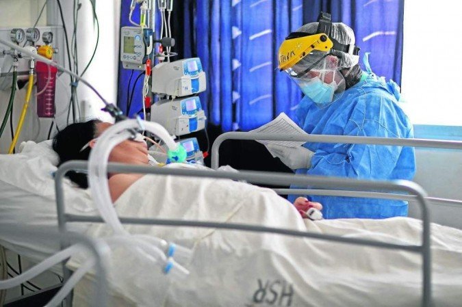 Os remédios evitam a chamada tempestade de citocinas, uma reação exagerada do sistema de defesa humano, que passa a agredir tecidos e órgãos -  (crédito: Nicolas Aguilera/AFP)