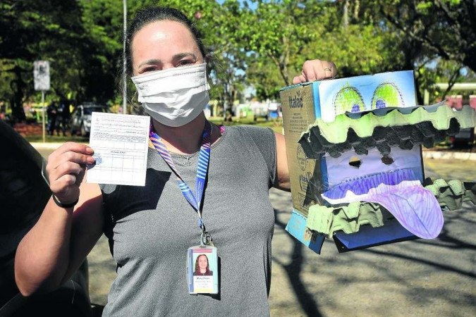 Professora, Mary Aune, 41 anos, levou uma mascote jacaré feita de materiais reciclavéis para celebrar a vacinação, ontem, no Parque da Cidade -  (crédito: Marcelo Ferreira/CB/D.A Press                          )