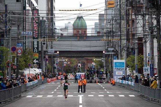 (FILES) This file photo taken on May 5, 2021 shows athletes competing in the half-marathon race which doubles as a test event for the 2020 Tokyo Olympics in Sapporo. The public will be asked not to line the route of the Olympic marathon over fears that crowds of fans could spread coronavirus infections, Tokyo 2020 organisers said on July 6, 2021.
Charly TRIBALLEAU / AFP